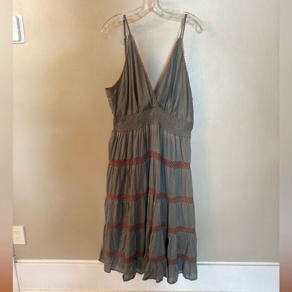 LIGHT GRAY WITH BRIWN CROCHET INSETS SIZE. XL TIERED V NECK CAMI MIDI DRESS - Picture 2 of 9